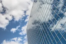 Отражение неба на стеклянном здании
